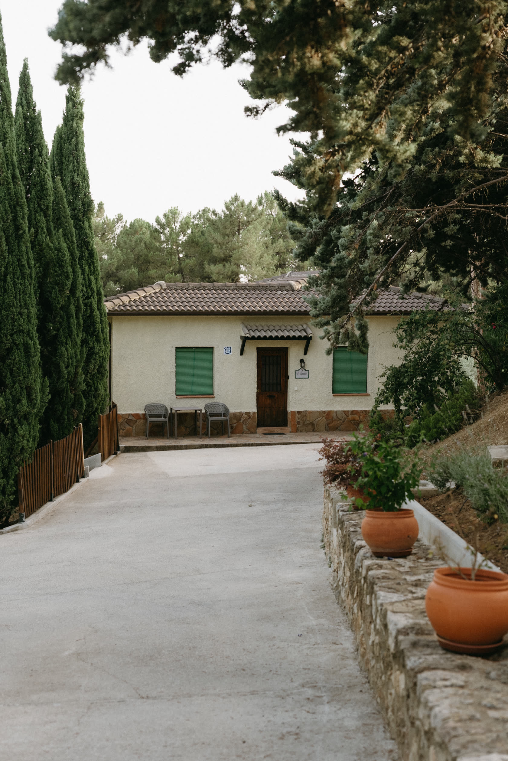 Casa rural del complejo con puerta de madera