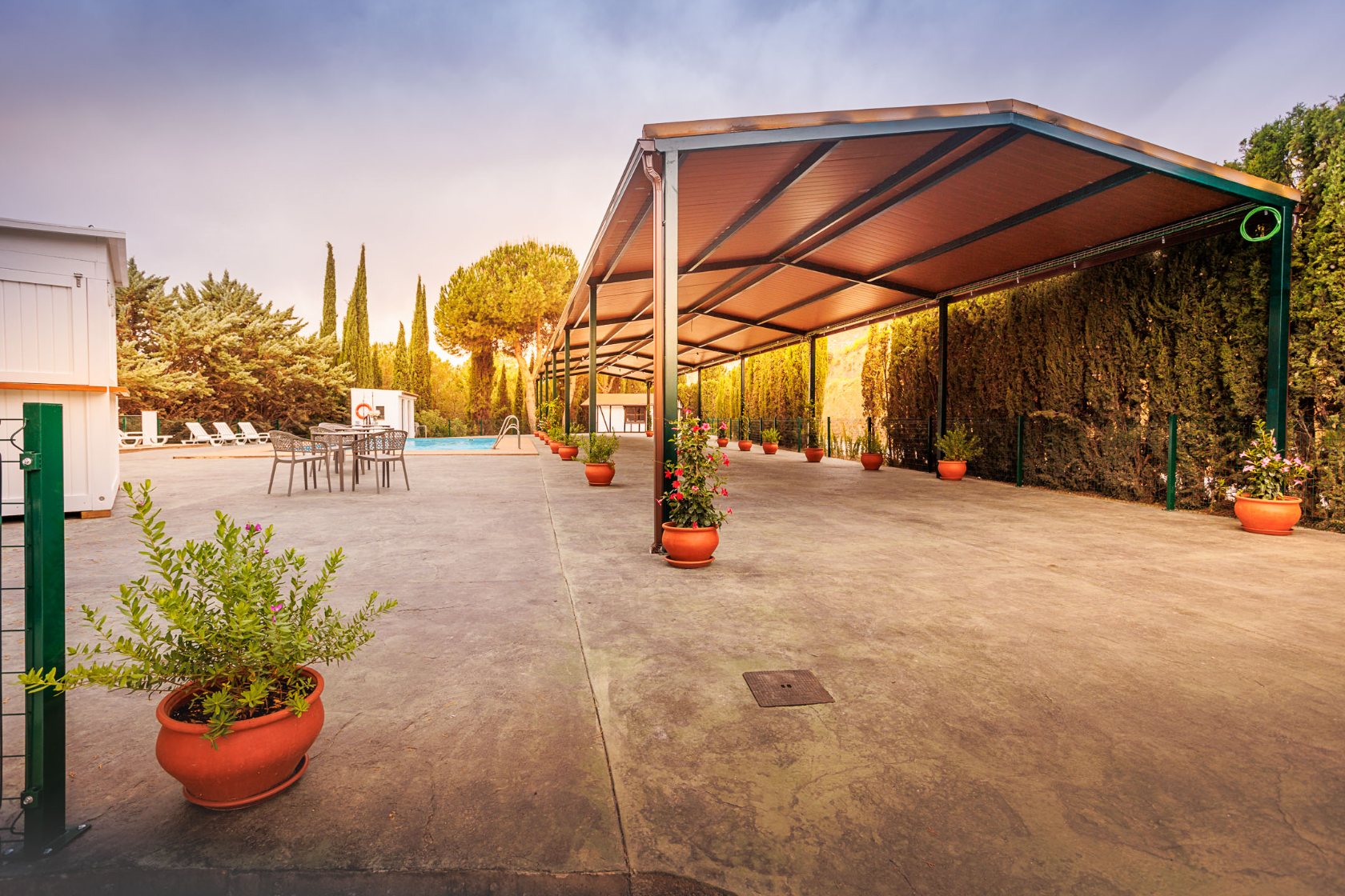 Pérgola iluminada al atardecer