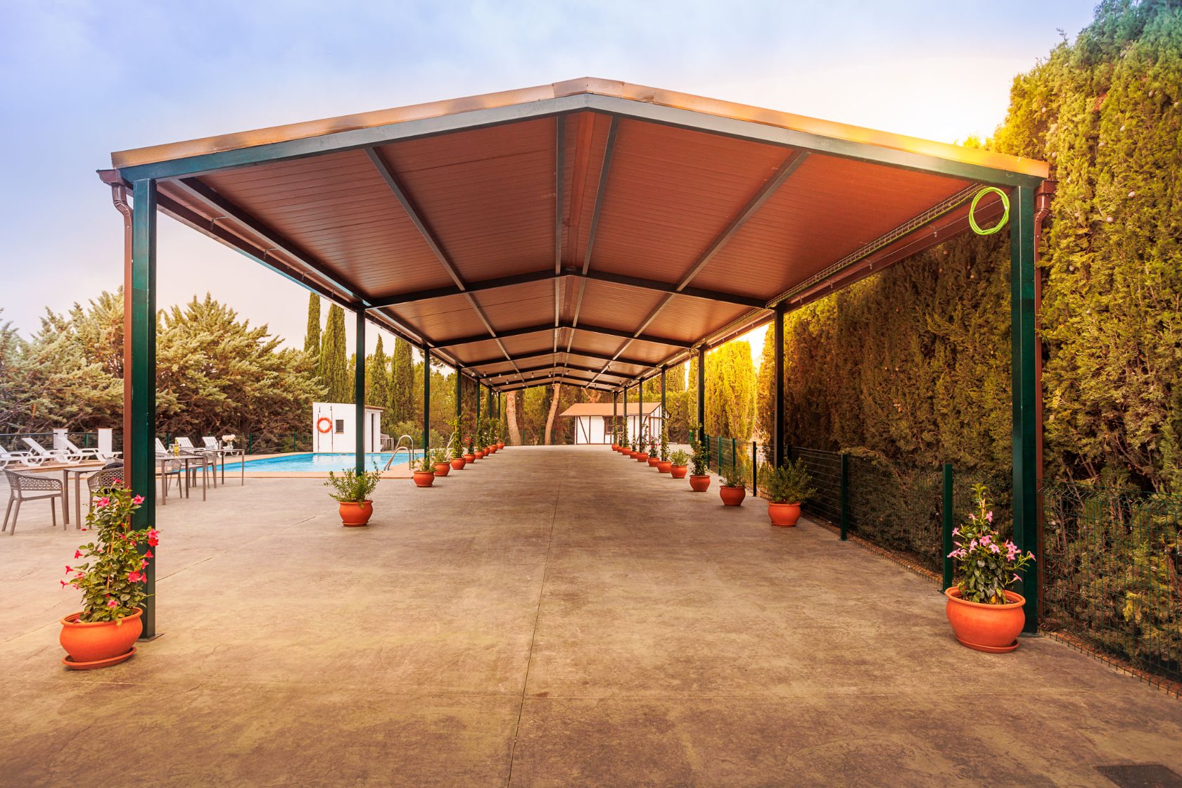 Pérgola del recinto por la tarde