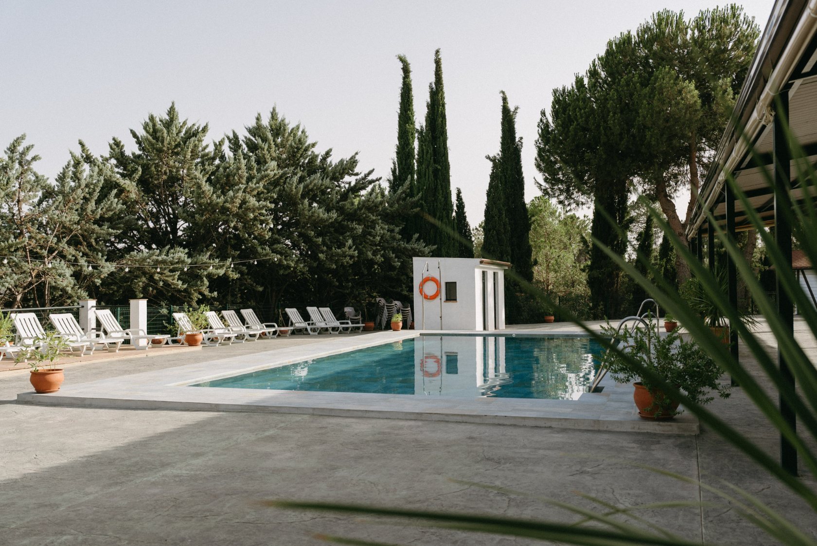 Descanso junto a la piscina y el jardín